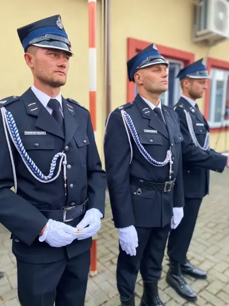 Strażacy w mundurach galowych